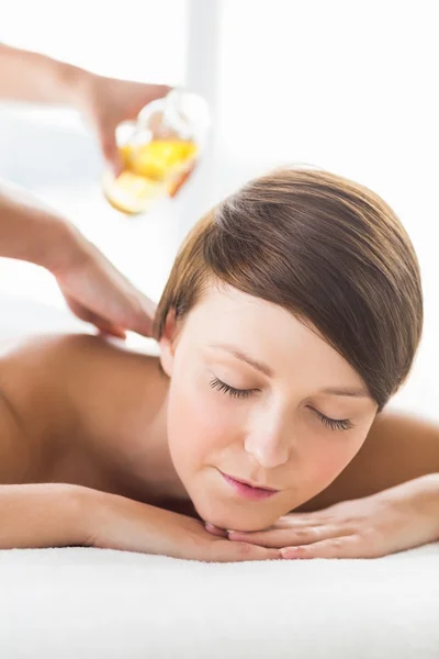 Mulher recebendo massagem de óleo — Fotografia de Stock