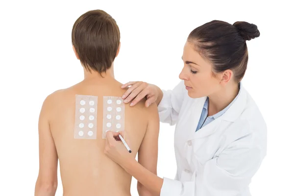 Médico examinando mulher de volta — Fotografia de Stock