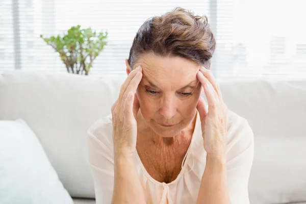 Irritierte Frau leidet unter Kopfschmerzen — Stockfoto