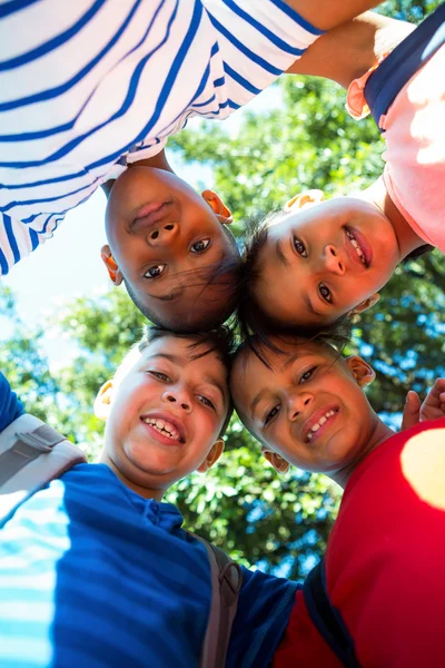 Bambini felici che formano raggruppamento — Foto Stock