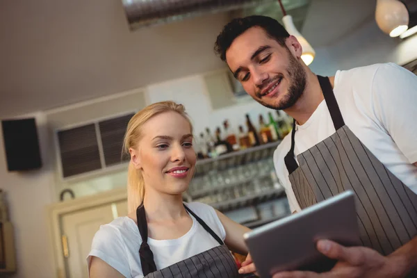 Colegas felices utilizando la tableta — Foto de Stock