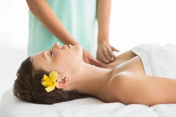 Entspannte Frau erhält Massage — Stockfoto