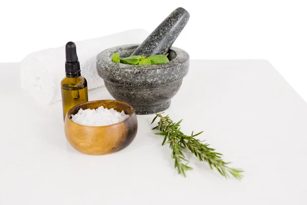 Rosmarin und Mörser und Stößel mit Aromatherapie-Öl — Stockfoto