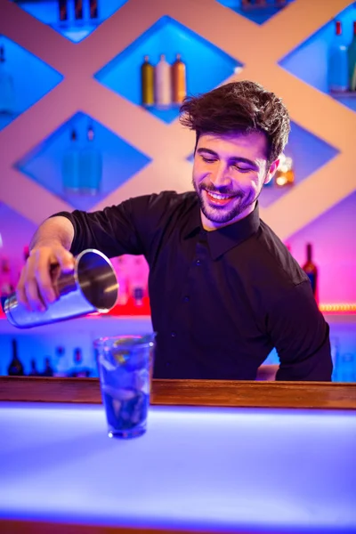 Cantinero vertiendo cóctel en vaso — Foto de Stock