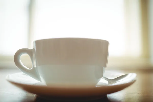 Свіжа кава, подана на столі — стокове фото