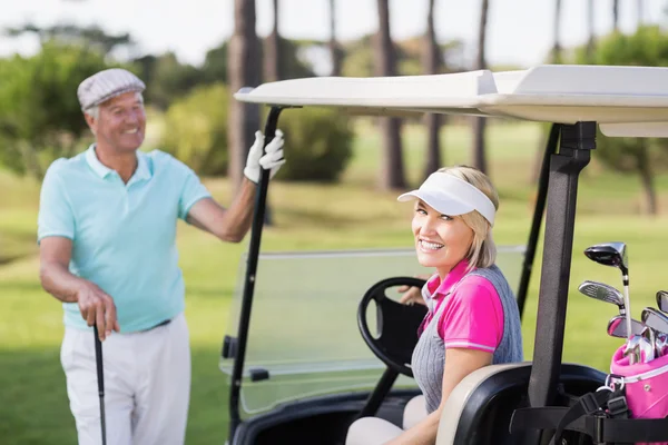 Reife Frau sitzt im Golf-Buggy — Stockfoto