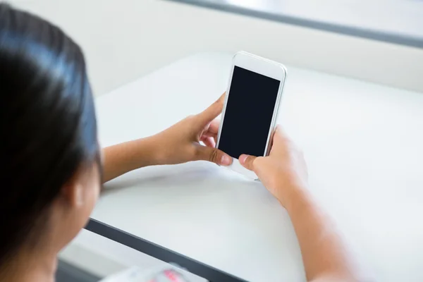 Flicka med mobiltelefon — Stockfoto