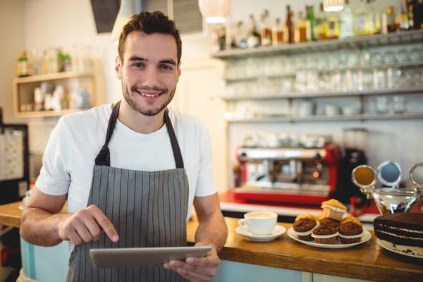 Barista pomocí digitálních tabletu v kavárně — Stock fotografie