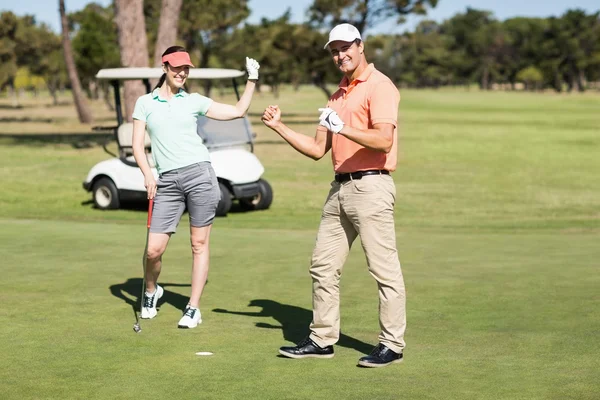 Golfçü çift kutluyor başarı — Stok fotoğraf