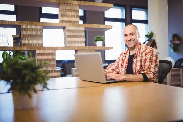 Hombre de negocios seguro usando el ordenador portátil — Foto de Stock