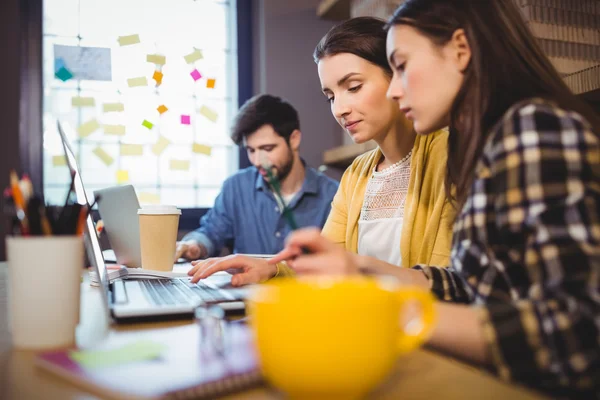 Gente de negocios que trabaja en Creative Office — Foto de Stock