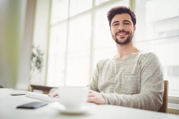 Businessman working at desk in office — Stock Photo, Image