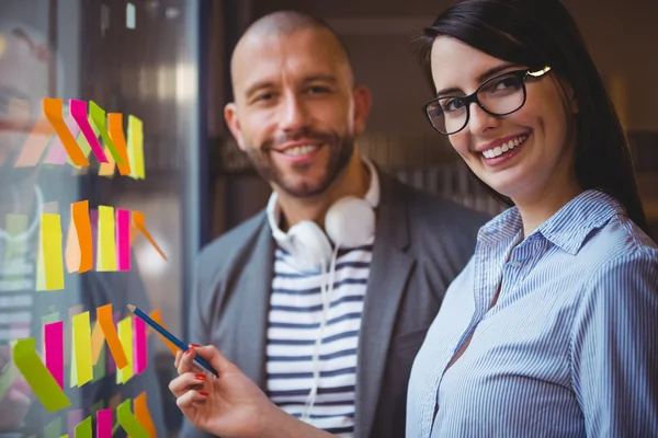 Empresaria señalando por colega masculino — Foto de Stock