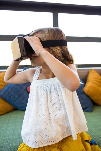 Menina olhando através da realidade virtual — Fotografia de Stock