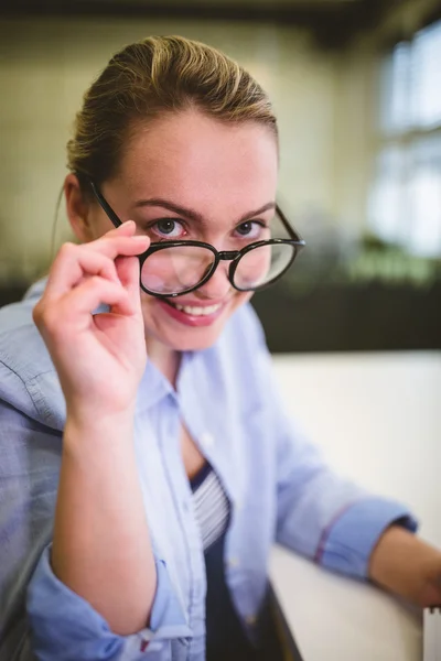 Mulher de negócios ajustando óculos — Fotografia de Stock