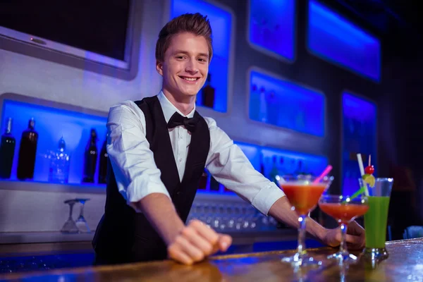 Barman souriant debout — Photo