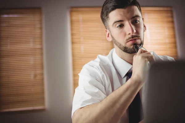 Homme contre fenêtre dans le bureau — Photo