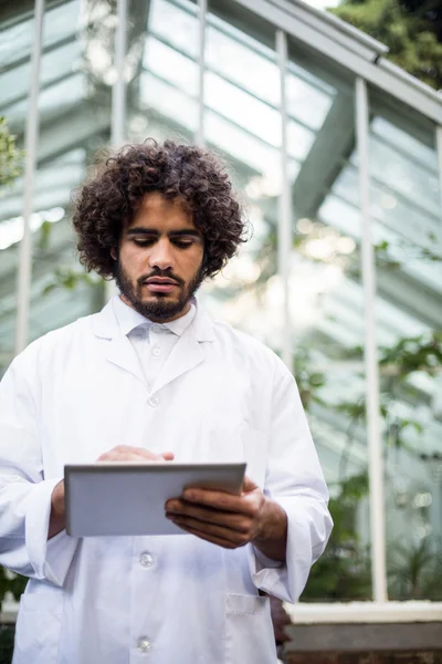 Scientifique masculin utilisant un ordinateur tablette — Photo