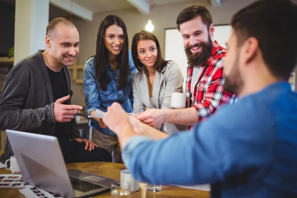 Zakenman documenten geven aan collega 's — Stockfoto