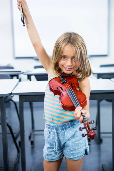 Menina tocando violino na sala de aula — Fotografia de Stock