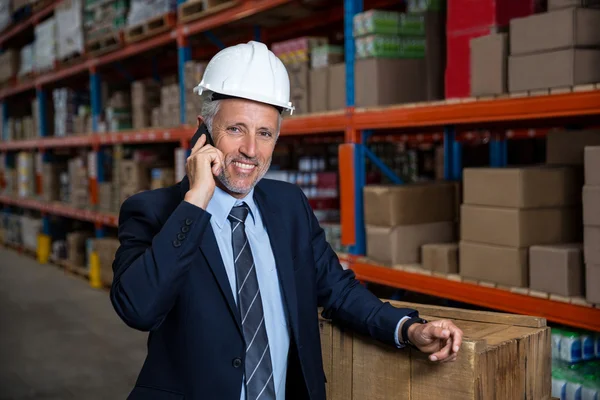 Un homme d'affaires appelle au téléphone — Photo