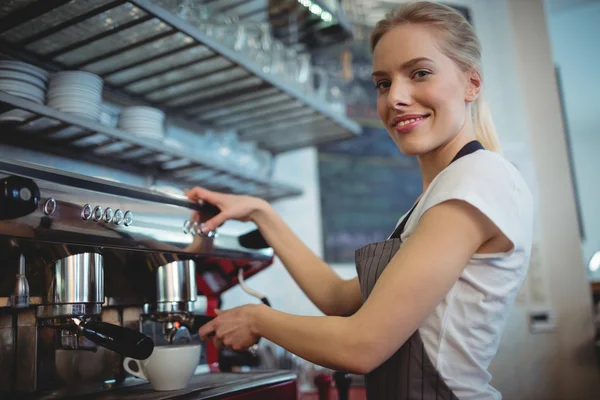 Waitress using coffee maker at cafeteria — Stock Photo, Image
