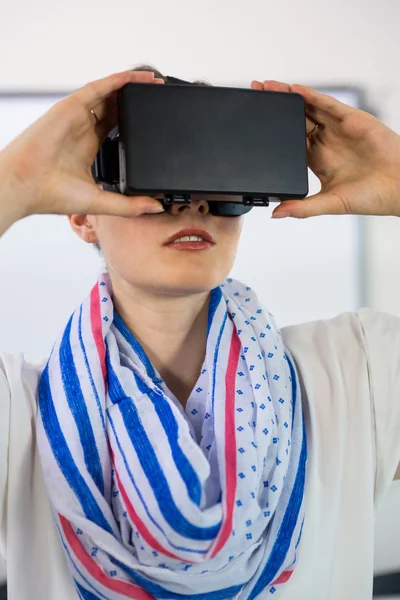 Professor usando headset realidade virtual — Fotografia de Stock