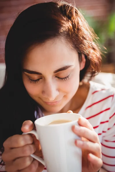 Mujer sosteniendo taza de café — Foto de Stock