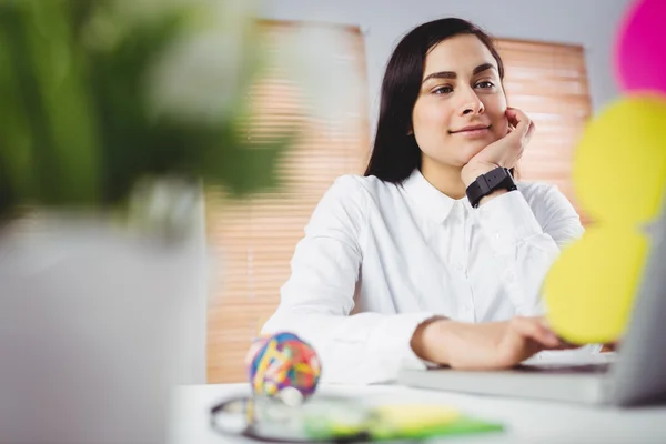 Wanita yang bekerja di kantor — Stok Foto