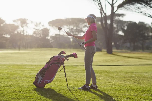 Frau trägt Golfschläger — Stockfoto