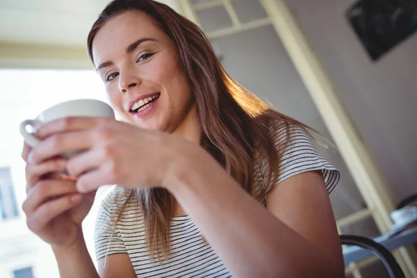 Vrouw met koffie in Cafe — Stockfoto