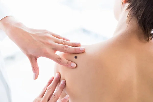 Médico examinando mulher de volta — Fotografia de Stock