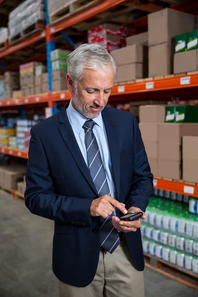 Manager guardando il suo telefono — Foto Stock