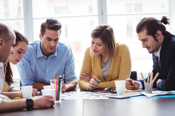 Bildredaktörer diskutera under dokument — Stockfoto