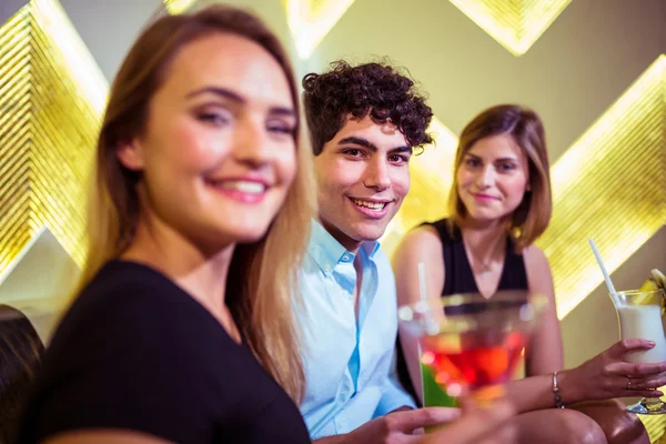 Glückliche Freunde im Nachtclub — Stockfoto