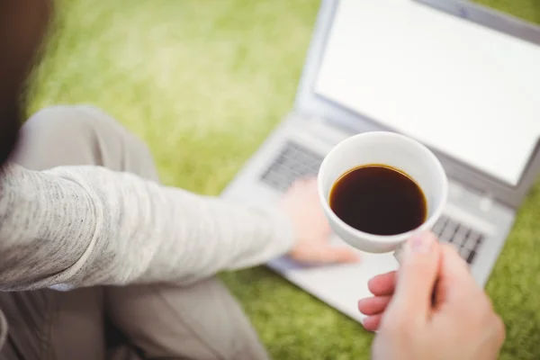 Homme d'affaires prenant un café — Photo