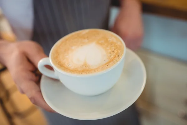 Caffè servito dalla cameriera al caffè — Foto Stock