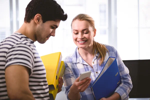 Führungskräfte mit Dokumenten per Handy — Stockfoto