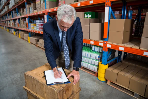 Gerente escribiendo en su portapapeles —  Fotos de Stock