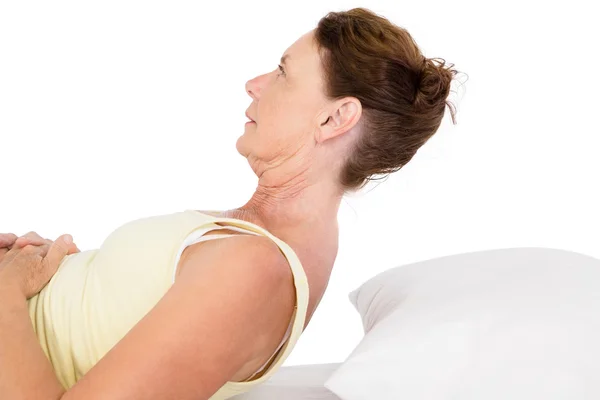 Mulher madura exercitando na cama — Fotografia de Stock
