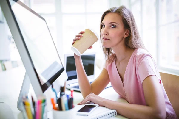 Attraktive Grafikdesignerin trinkt Kaffee — Stockfoto