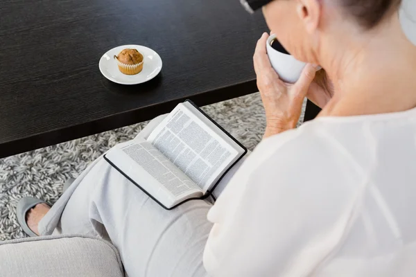 Mulher madura leitura livro — Fotografia de Stock