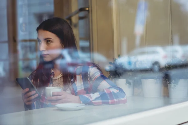 Mujer usando teléfono móvil en la cafetería — Foto de Stock