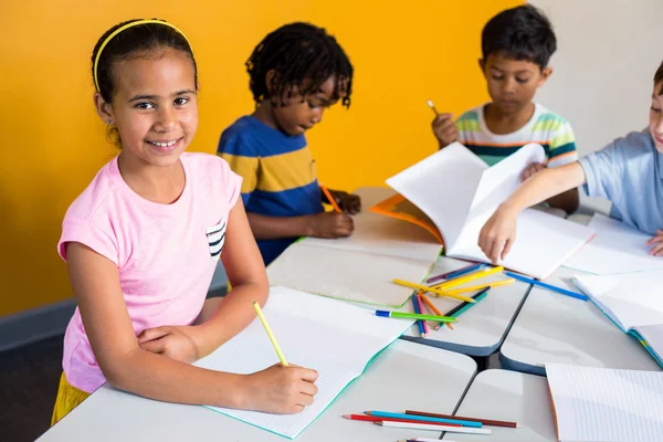 Schattig meisje met klasgenoten — Stockfoto