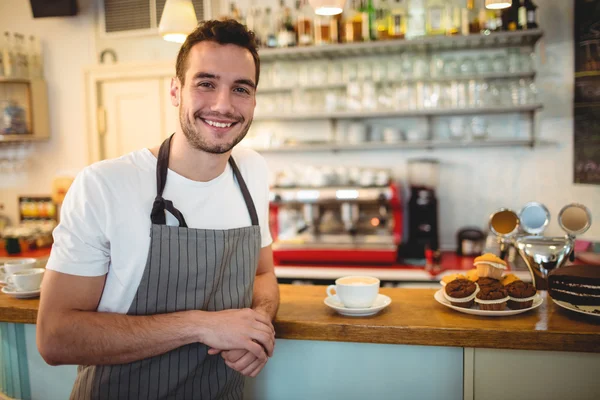 Barista felice alla caffetteria — Foto Stock