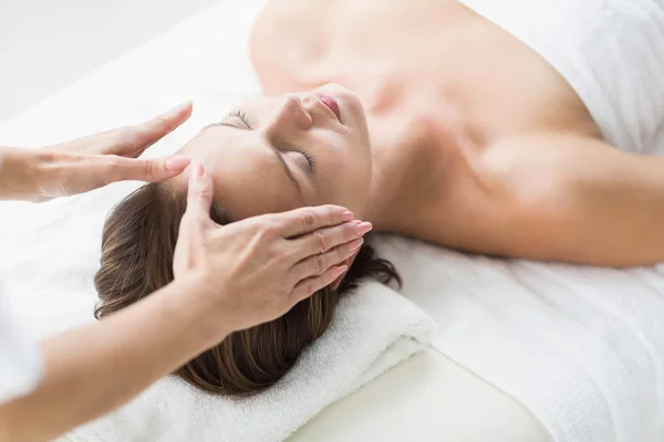 Terapeuta realizando reiki na mulher — Fotografia de Stock