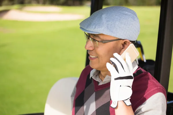 Golfista sonriendo y llamando —  Fotos de Stock