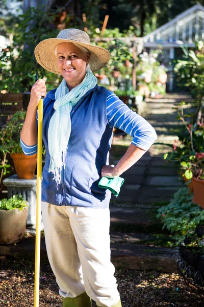 Tukang kebun berdiri dengan alat di kebun — Stok Foto