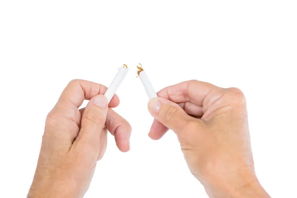 Person anläggning trasiga cigarett — Stockfoto