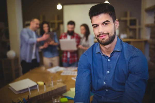 Yaratıcı Office kendinden emin iş adamı — Stok fotoğraf